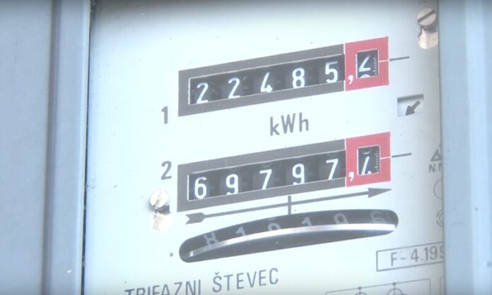 Prelaskom na zimsko računanje vremena, u nedjelju, 27. oktobra ove godine doći će do promjene u primjeni većih i manjih dnevnih tarifnih stavova, perioda tzv. jeftiniji i skuplju struju za kupce koje električnom energijom snabdijeva JP Elektroprivreda BiH.