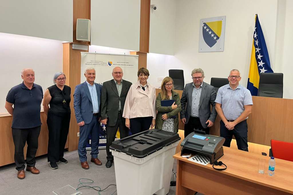 CIK BiH preuzeo 174 optička skenera za pilot projekt uz podršku USAID-a CIK BiH preuzeo 174 optička skenera za pilot projekt uz podršku USAID-a