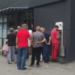 skupina penzionera stoji u redu da podigne penzije