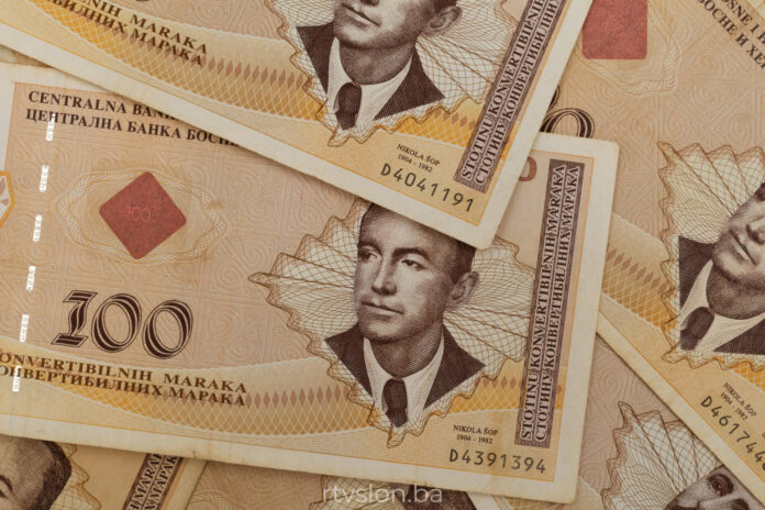 KM, novčanice, marke, pare,pomoc, minimalna plata, penzije