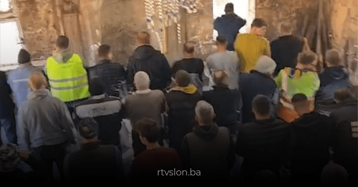 prvi namaz u Jablanici Klanjan prvi namaz u džamiji u Donjoj Jablanici nakon razornih poplava