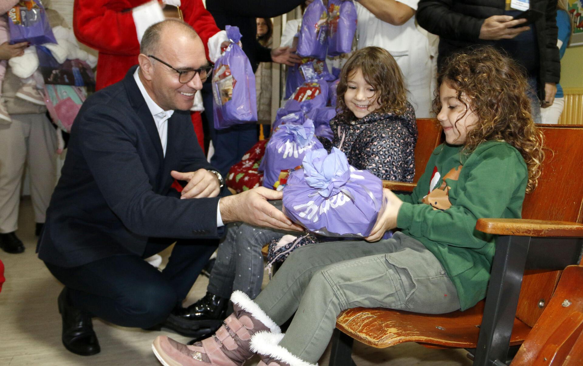 Paketici Grad Tuzla i ove godine obezbijedio novogodišnje paketiće za djecu