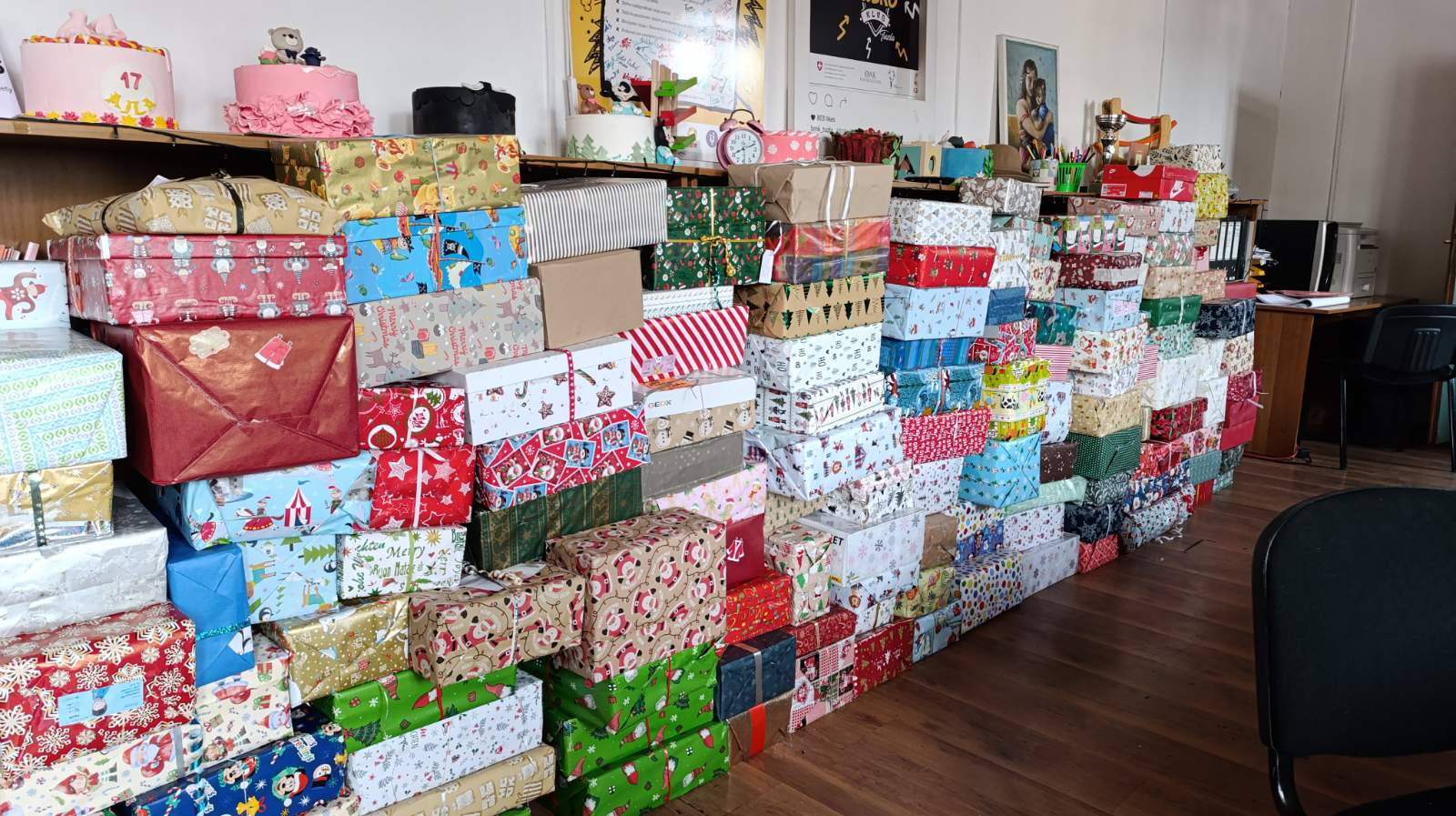 trazi se djed mraz_paketici