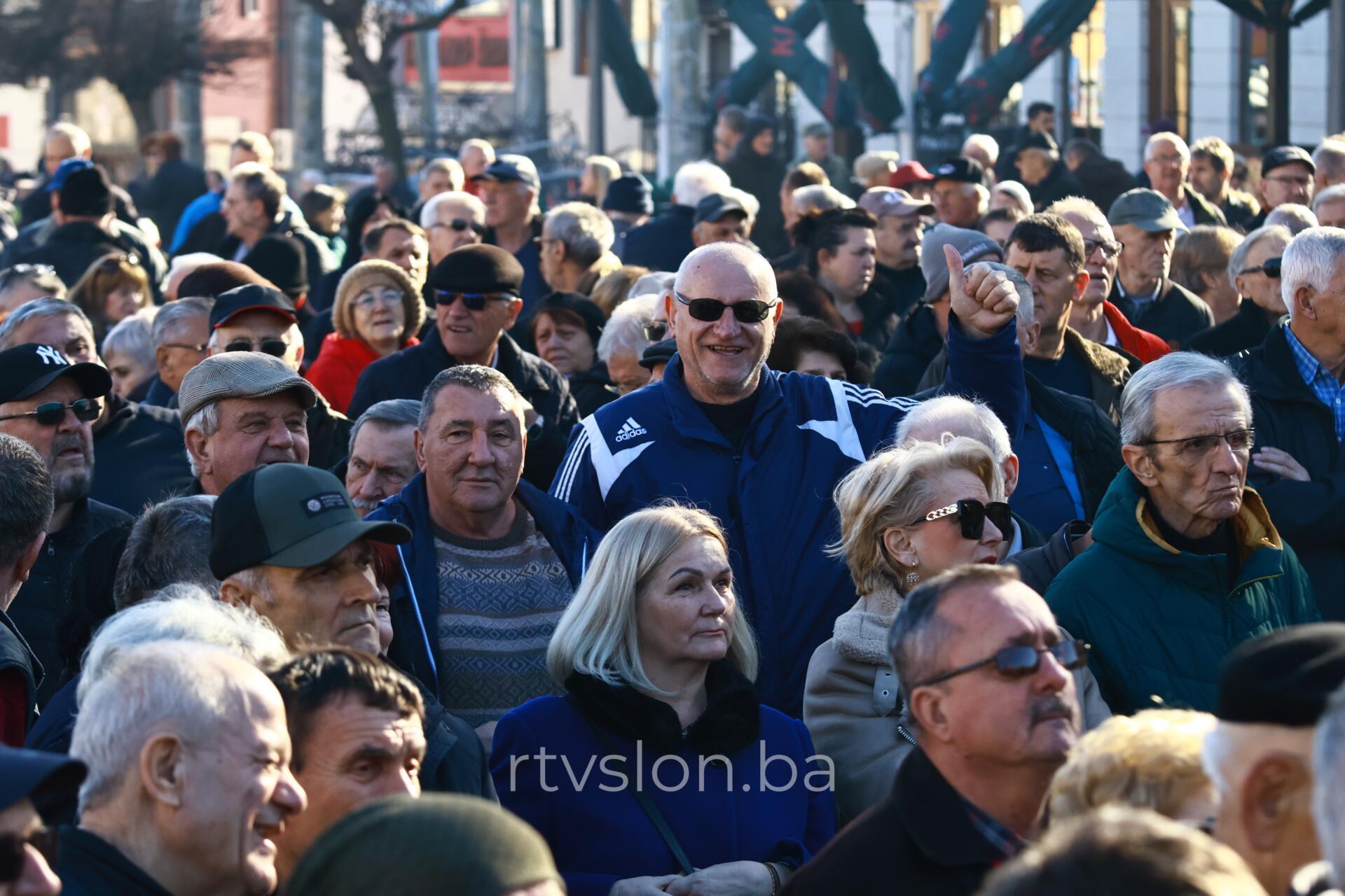 Protesti penzionera u Tuzli/ Penzioneri najavili masovne proteste: Vladi FBiH rok do 10. oktobra, inače slijedi blokada