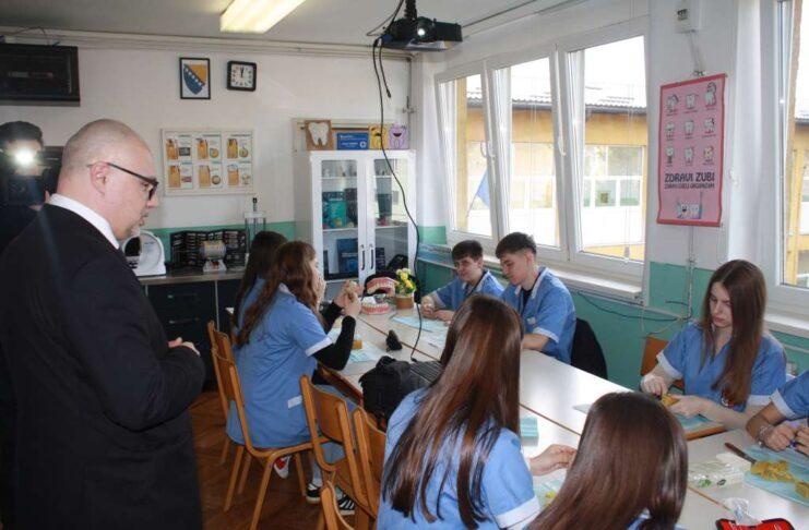 Opremljena zubotehnicka skola