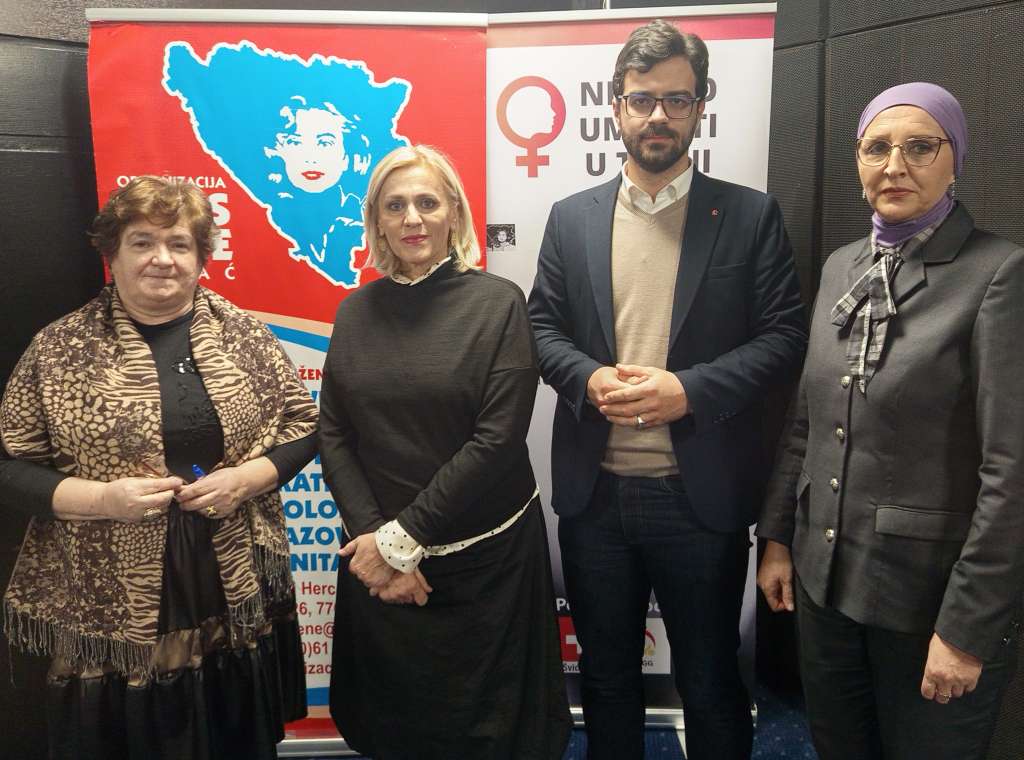 Poslanici u Parlamentu Poslanici apelovali da se 28. januara u Parlamentu podrži uvođenje djela 'ubistva žene'