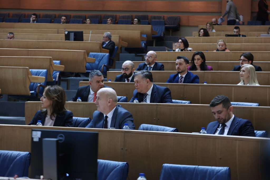 Usvojena smjena Nenada Nešića koji poslanici su bili protiv Usvojena smjena Nenada Nešića, koji poslanici su bili protiv?