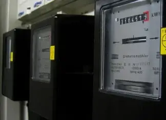 Građani BiH plaćaće struju po cijenama EU tržišta/ Račun za struju u velikoj mjeri zavisi od naših navika, a prema riječima profesora termodinamike Miloša Banjca, građani mogu direktno uticati na oko 60 posto ukupne potrošnje električne energije. Profesor Miloš Banjac s Mašinskog fakulteta u Beogradu ističe da dio računa za struju jeste fiksan i propisan evropskim standardima, ali da se najveći dio troškova stvara upravo načinom na koji koristimo kućne aparate. Upravo tu, kako kaže, građani prave greške koje ih mjesečno skupo koštaju. Bojler i kupanje najviše utiču na potrošnju Prema riječima profesora, bojler je najveći pojedinačni potrošač struje u domaćinstvu i na njega odlazi oko četvrtine ukupne potrošnje. Zbog tarifnog sistema, noćna struja je višestruko jeftinija, pa je mnogo isplativije bojler uključivati noću, a isključivati ujutru. Banjac naglašava da na visinu računa utiče i način kupanja, jer tuširanje troši znatno manje vode i energije od kupanja u kadi, naročito ako se voda tokom tuširanja povremeno zatvara. Šporet, rerna i veš mašina skrivaju veliki potencijal za uštedu Šporet u prosječnom domaćinstvu troši između 15 i 17 posto električne energije. Profesor savjetuje da se nakon ključanja vode temperatura smanji, jer dodatna toplota ne ubrzava kuhanje već samo povećava potrošnju. Posebno ističe prednosti ekspres lonca, koji značajno skraćuje vrijeme pripreme jela, kao i indukcionih šporeta koji direktno zagrijavaju posudu. Rerna takođe spada među veće potrošače, dok mikrotalasne pećnice, uz pravilnu upotrebu, mogu donijeti znatne uštede. Kod veš mašina najveći dio energije odlazi na zagrijavanje vode, pa pranje na nižim temperaturama donosi najveću korist. Današnji deterdženti, kako objašnjava Banjac, dovoljno su jaki da visoke temperature više nisu potrebne, a uređaji viših energetskih klasa dugoročno se isplate iako su skuplji pri kupovini. Mali uređaji i stend-baj režim kao tihi potrošači Posebnu pažnju profesor skreće na male uređaje poput rutera, modema, risivera i televizora, koji pojedinačno troše malo struje, ali rade neprekidno tokom cijele godine. Iako stend-baj režim smanjuje potrošnju, problem nastaje kada uređaji stalno ostaju u tom stanju. Savjet je da se, kada god je moguće, potpuno isključe iz struje, naročito ako su priključeni na produžne kablove s prekidačem. Banjac takođe preporučuje zamjenu klasičnih sijalica LED rasvjetom, jer troše višestruko manje energije i imaju znatno duži vijek trajanja, što se direktno odražava na niže mjesečne račune za struju.