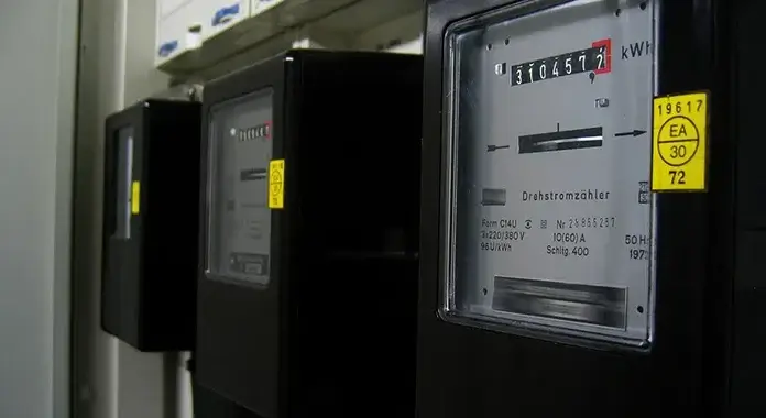 Građani BiH plaćaće struju po cijenama EU tržišta/ Račun za struju u velikoj mjeri zavisi od naših navika, a prema riječima profesora termodinamike Miloša Banjca, građani mogu direktno uticati na oko 60 posto ukupne potrošnje električne energije. Profesor Miloš Banjac s Mašinskog fakulteta u Beogradu ističe da dio računa za struju jeste fiksan i propisan evropskim standardima, ali da se najveći dio troškova stvara upravo načinom na koji koristimo kućne aparate. Upravo tu, kako kaže, građani prave greške koje ih mjesečno skupo koštaju. Bojler i kupanje najviše utiču na potrošnju Prema riječima profesora, bojler je najveći pojedinačni potrošač struje u domaćinstvu i na njega odlazi oko četvrtine ukupne potrošnje. Zbog tarifnog sistema, noćna struja je višestruko jeftinija, pa je mnogo isplativije bojler uključivati noću, a isključivati ujutru. Banjac naglašava da na visinu računa utiče i način kupanja, jer tuširanje troši znatno manje vode i energije od kupanja u kadi, naročito ako se voda tokom tuširanja povremeno zatvara. Šporet, rerna i veš mašina skrivaju veliki potencijal za uštedu Šporet u prosječnom domaćinstvu troši između 15 i 17 posto električne energije. Profesor savjetuje da se nakon ključanja vode temperatura smanji, jer dodatna toplota ne ubrzava kuhanje već samo povećava potrošnju. Posebno ističe prednosti ekspres lonca, koji značajno skraćuje vrijeme pripreme jela, kao i indukcionih šporeta koji direktno zagrijavaju posudu. Rerna takođe spada među veće potrošače, dok mikrotalasne pećnice, uz pravilnu upotrebu, mogu donijeti znatne uštede. Kod veš mašina najveći dio energije odlazi na zagrijavanje vode, pa pranje na nižim temperaturama donosi najveću korist. Današnji deterdženti, kako objašnjava Banjac, dovoljno su jaki da visoke temperature više nisu potrebne, a uređaji viših energetskih klasa dugoročno se isplate iako su skuplji pri kupovini. Mali uređaji i stend-baj režim kao tihi potrošači Posebnu pažnju profesor skreće na male uređaje poput rutera, modema, risivera i televizora, koji pojedinačno troše malo struje, ali rade neprekidno tokom cijele godine. Iako stend-baj režim smanjuje potrošnju, problem nastaje kada uređaji stalno ostaju u tom stanju. Savjet je da se, kada god je moguće, potpuno isključe iz struje, naročito ako su priključeni na produžne kablove s prekidačem. Banjac takođe preporučuje zamjenu klasičnih sijalica LED rasvjetom, jer troše višestruko manje energije i imaju znatno duži vijek trajanja, što se direktno odražava na niže mjesečne račune za struju.