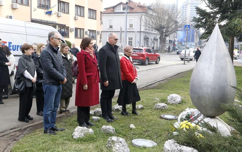 godisnjica zrtve holokausta 2025 spomenik suza