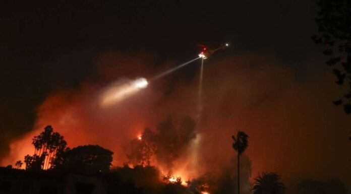 Los Angeles okružen šumskim požarima van kontrole, najmanje pet mrtvih