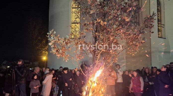 /FOTO/ Paljenjem Badnjaka u dvorištu crkve u Tuzli najavljen dolazak Božića