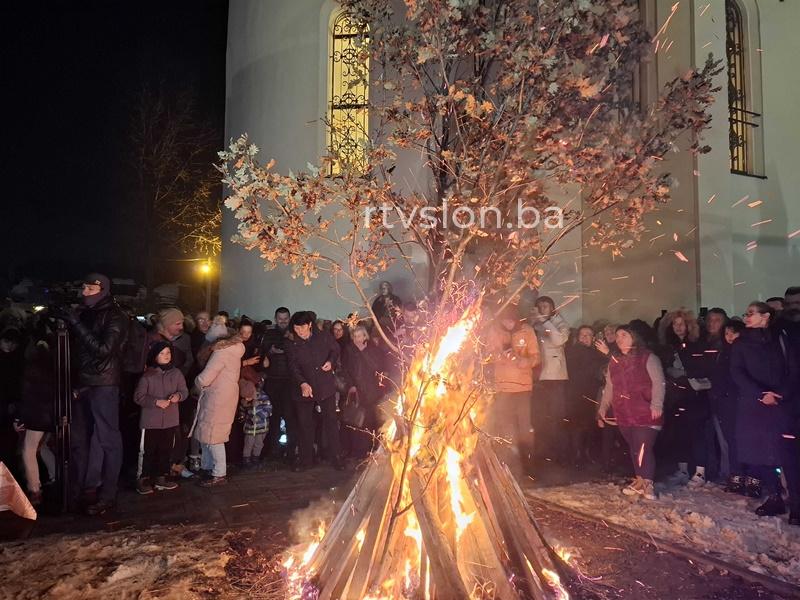 paljenje badnjaka tuzla 2025 adnan foto 1