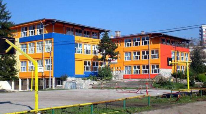 Učenici u TK minutom šutnje odaju počast stradalima u požaru u Domu penzionera