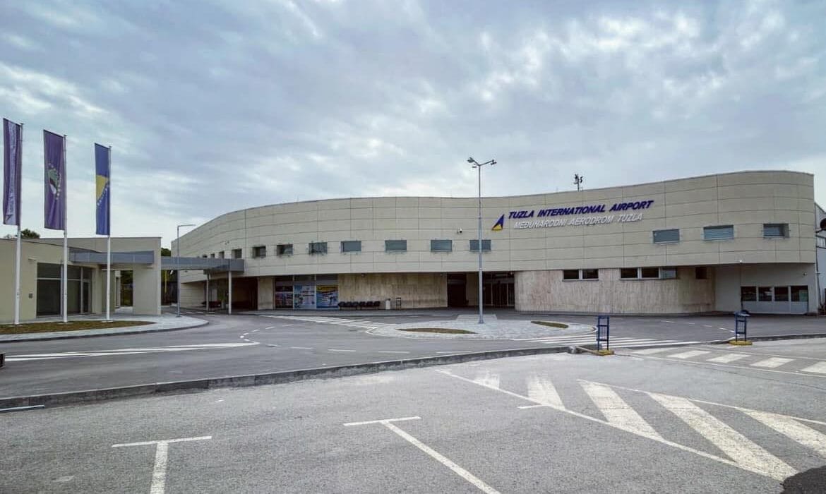 Aerodrom Tuzla Aerodrom Tuzla/ Nove aviolinije, više putnika: Aerodromi u BiH bilježe snažan rast/ Na Aerodromu Tuzla uhapšen državljanin BiH tražen zbog teških krivičnih djela