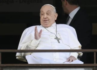 Papa Franjo umro