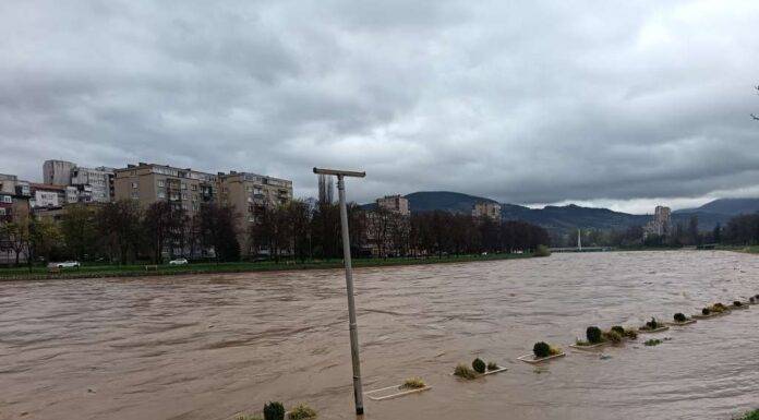 Žena u Kaknju skočila u nabujalu rijeku Bosnu, specijalci u potrazi za tijelom Žena u Kaknju skočila u nabujalu rijeku Bosnu, specijalci u potrazi za tijelom