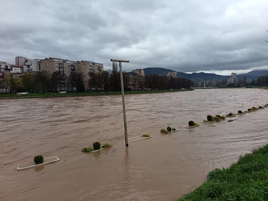 Rijeka Bosna Žena u Kaknju skočila u nabujalu rijeku Bosnu, specijalci u potrazi za tijelom