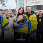 US "Studenjak" patriotski podsjeća na obilježavanje Dana nezavisnosti uz podjelu zastavica