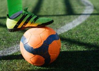 Fudbaler stoji kopačkom na lopti/ Ko su favoriti za osvajanje Prve lige FBiH u 2025/2026?