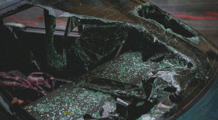 Udes, nesreća, automobil, saobraćajna nesreća, kazna, zakon