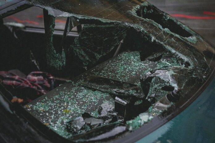 Udes, nesreća, automobil, saobraćajna nesreća, kazna, zakon