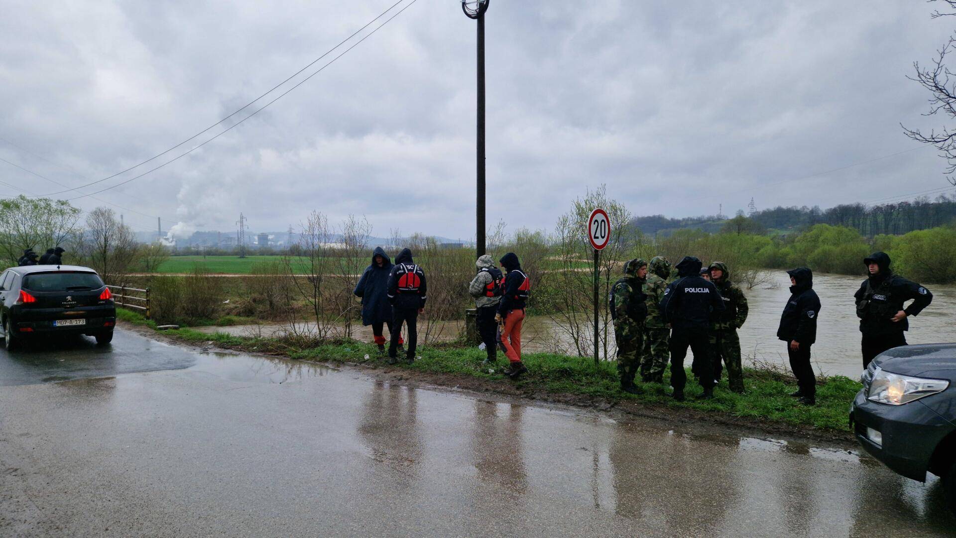 potraga za policajcem Nastavlja se potraga za nestalim policajcem i civilom