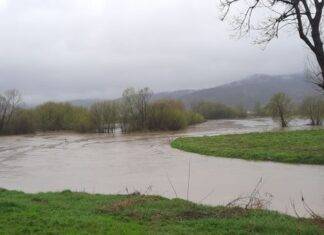 Vodostaji u padu, ali Spreča i dalje prijeti: Poplavljeno više stotina hektara