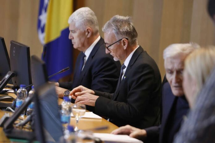 Usvojen zakon koji sprečava rast plaća najvišim funkcionerima