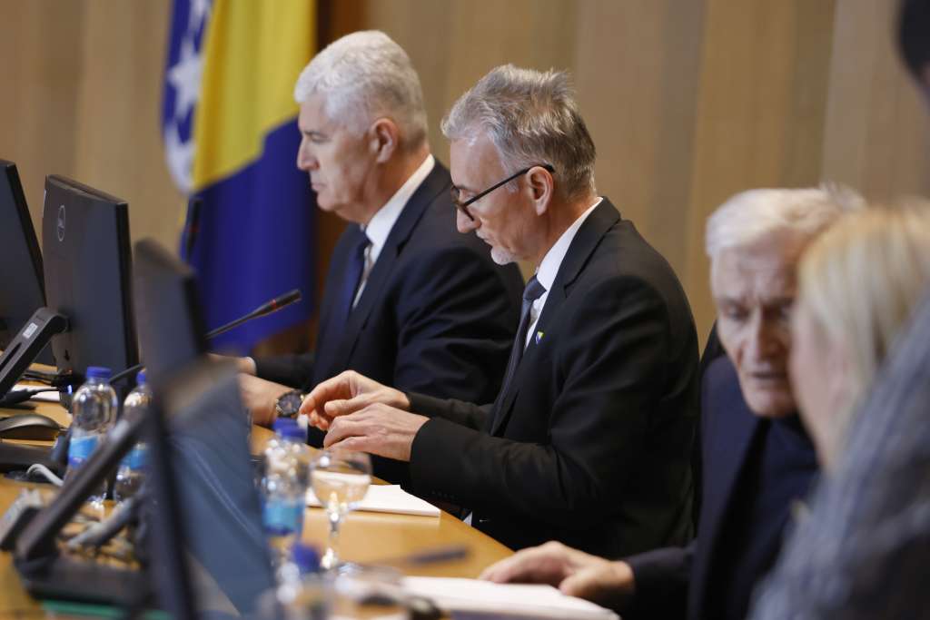 Usvojen zakon koji sprečava rast plaća najvišim funkcionerima