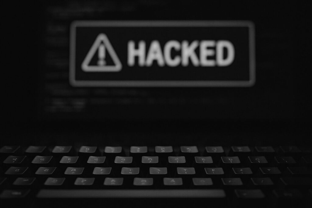 Tastatura računara ispred ekrana sa upozorenjem o hakiranju. Dan pobjede. Antifašizam. Moderno ratovanje. Dan Evrope. Dan zlatnih ljiljana. 80 godina pobjede nad fašizmom.