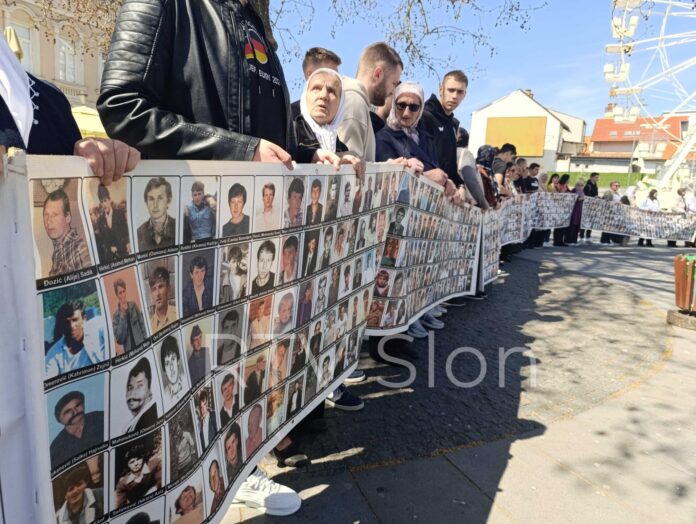 Mirni protest žene Srebrenice u Tuzli