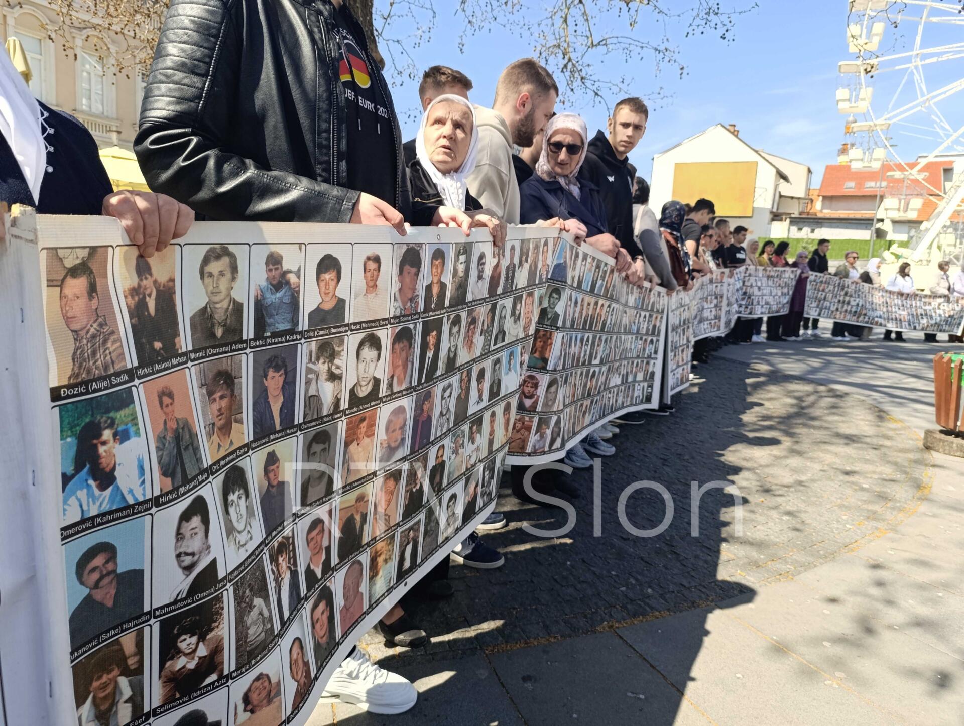 Mirni protest žene Srebrenice u Tuzli