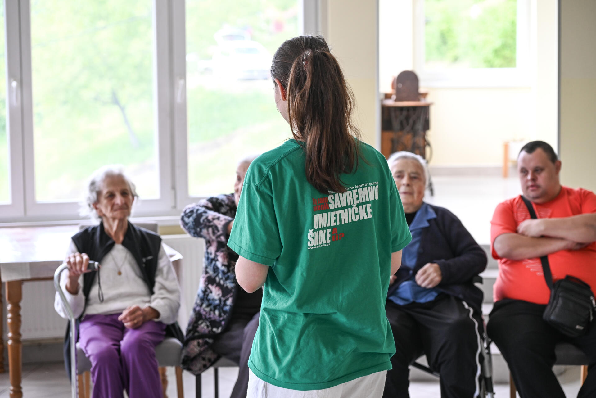 Savremeno umjetnička škola Tuzla Učenici Savremeno–umjetničke škole donose dramu i empatiju u domove za starije