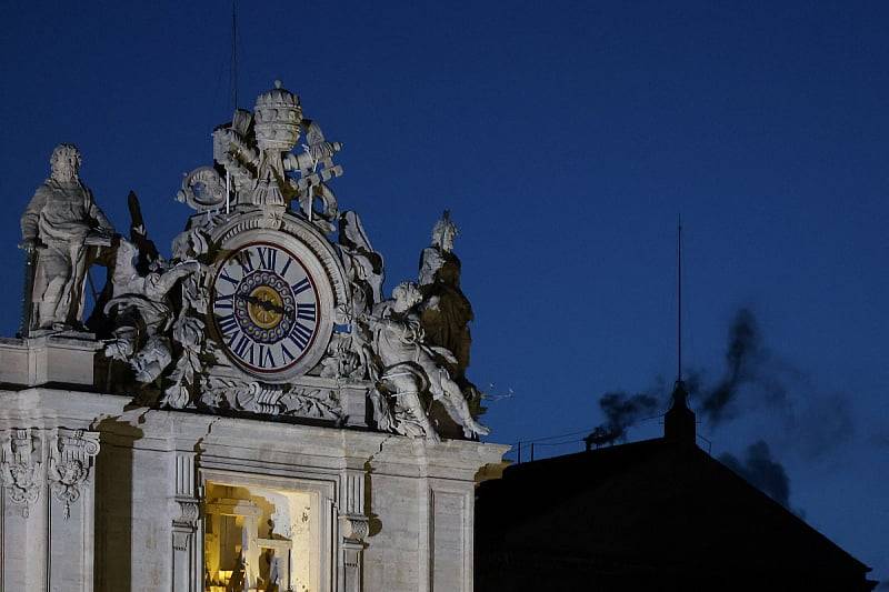 Crni dim iznad kapele Novi papa nije izabran u prvom krugu