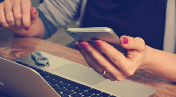 Internet rječnik: Šta znači popularna fraza „Javi se u DM“? Znak da vam je telefon hakovan