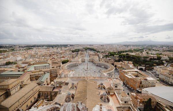 Kardinali spremni za drugi dan konklave kako bi izabrali novog papu Počela konklava, kardinali glasaju