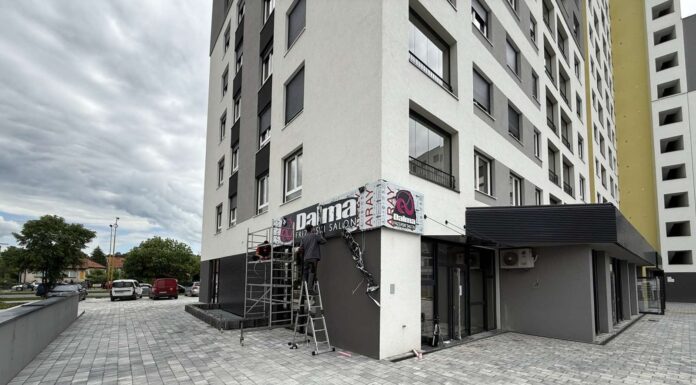 Otvara se nova „Dalma“u Tuzli, pogledajte gdje i kada Radnici montiraju osvijetljenu reklamu salona „Dalma“ na novoj lokaciji uoči otvaranja