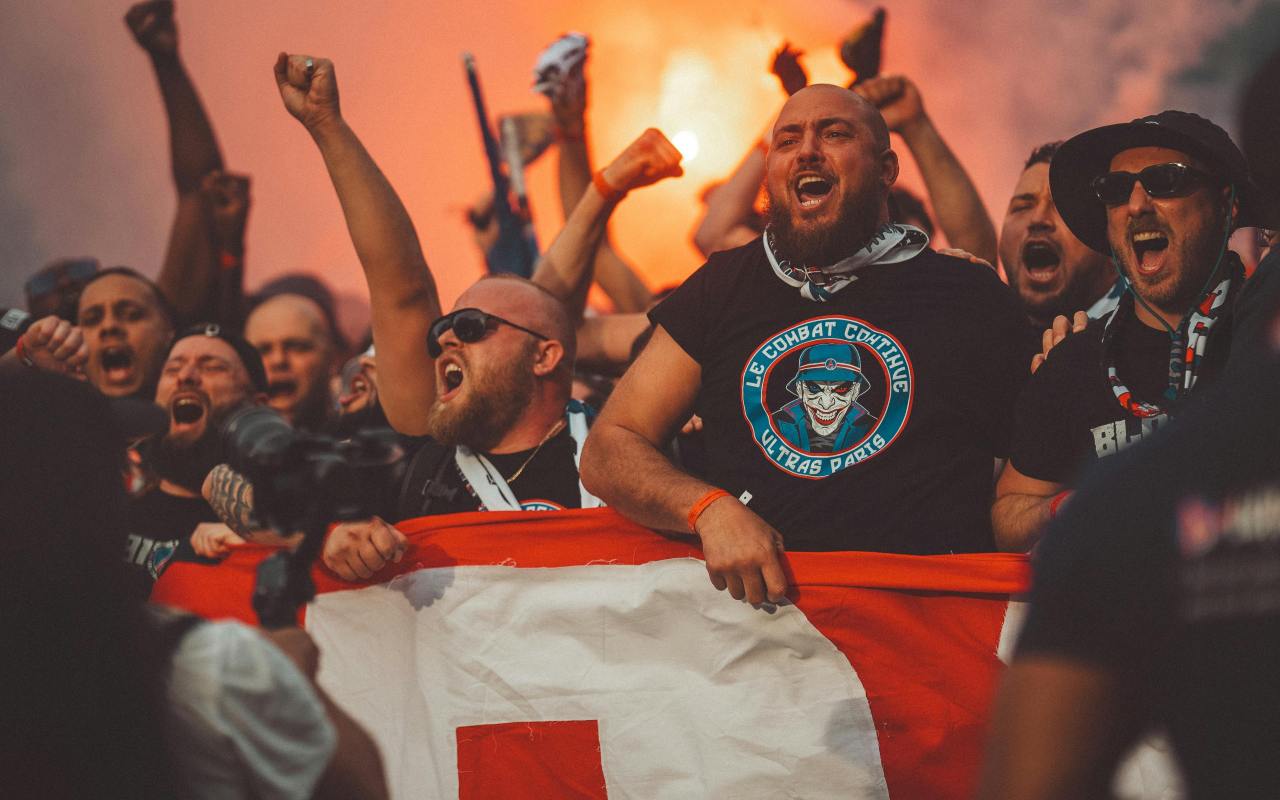 navijaci-idu-na-derbi Njaveći derbiji Bakana. Fudbal. Navijači. Fudbalski navijači pjevaju dok idu na utakmicu držeći zastavu i upaljene baklje.