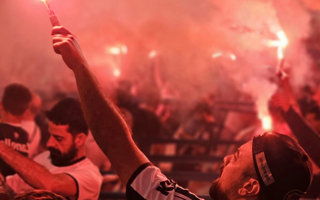 Najveći derbiji Balkana, fudbal, navijači. Fudbalski navijači drže upaljene baklje na stadionu