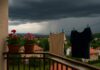 U narednim satima oluja, pljuskovi sa grmljavinom i nestabilno vrijeme nevrijeme, Balkon sa cvijećem i sušećim vešom dok se u daljini vidi olujno nebo, oluja