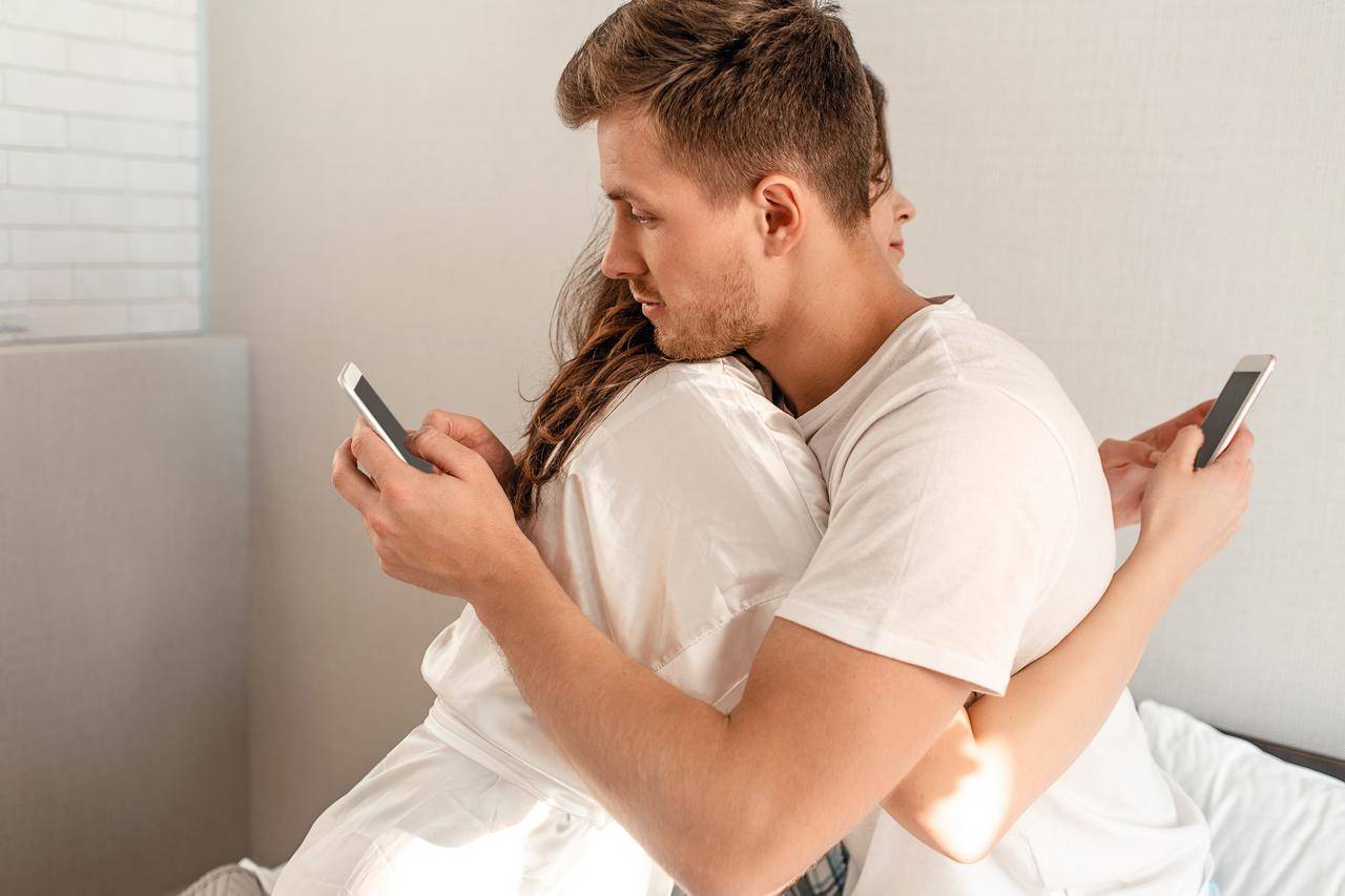 provjeravanje mobitela Provjeravate li partnerov mobitel?