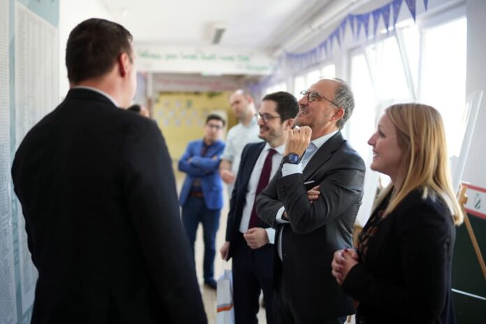 Posjeta ambasadora tuzlanskoj školi