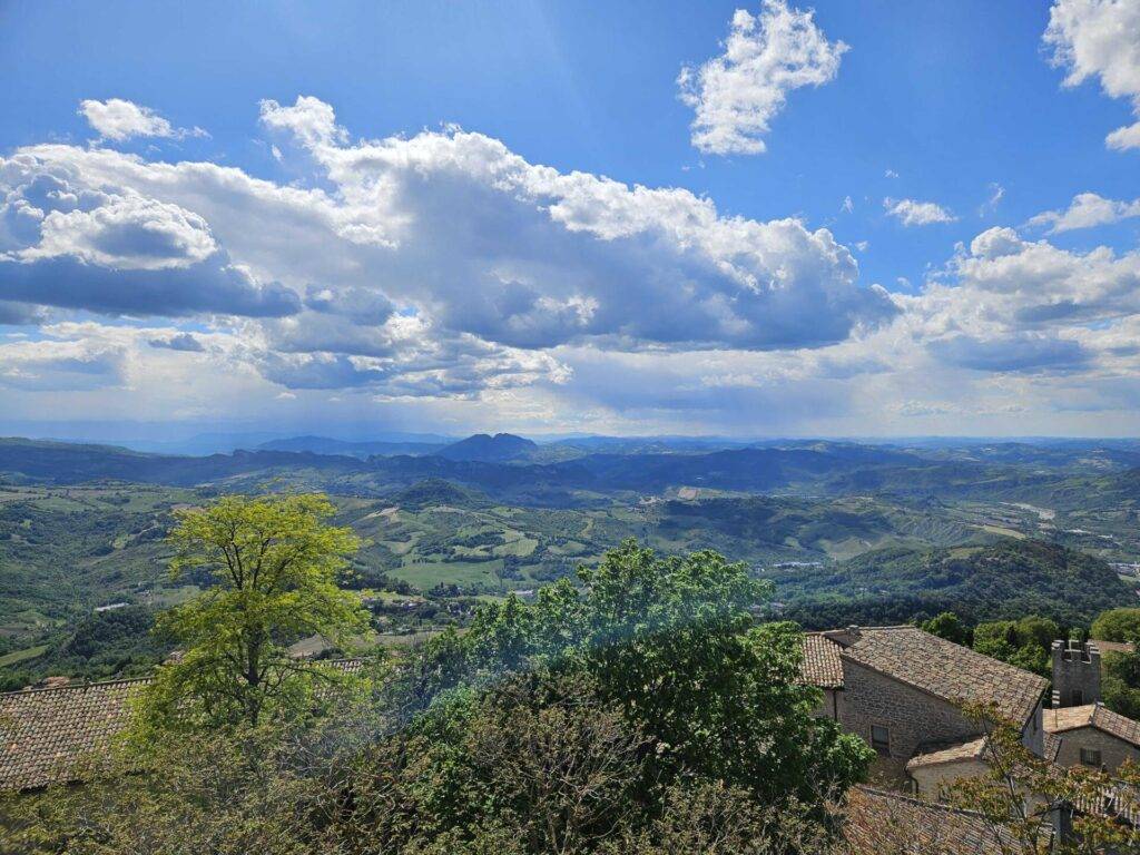 San Marino, panoramski pogled prema Apeninima. Italija. Monte Titano