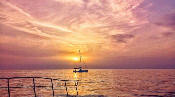 Top destinacije, ljetovanja, Balkan. Brod tokom zalaska sunca