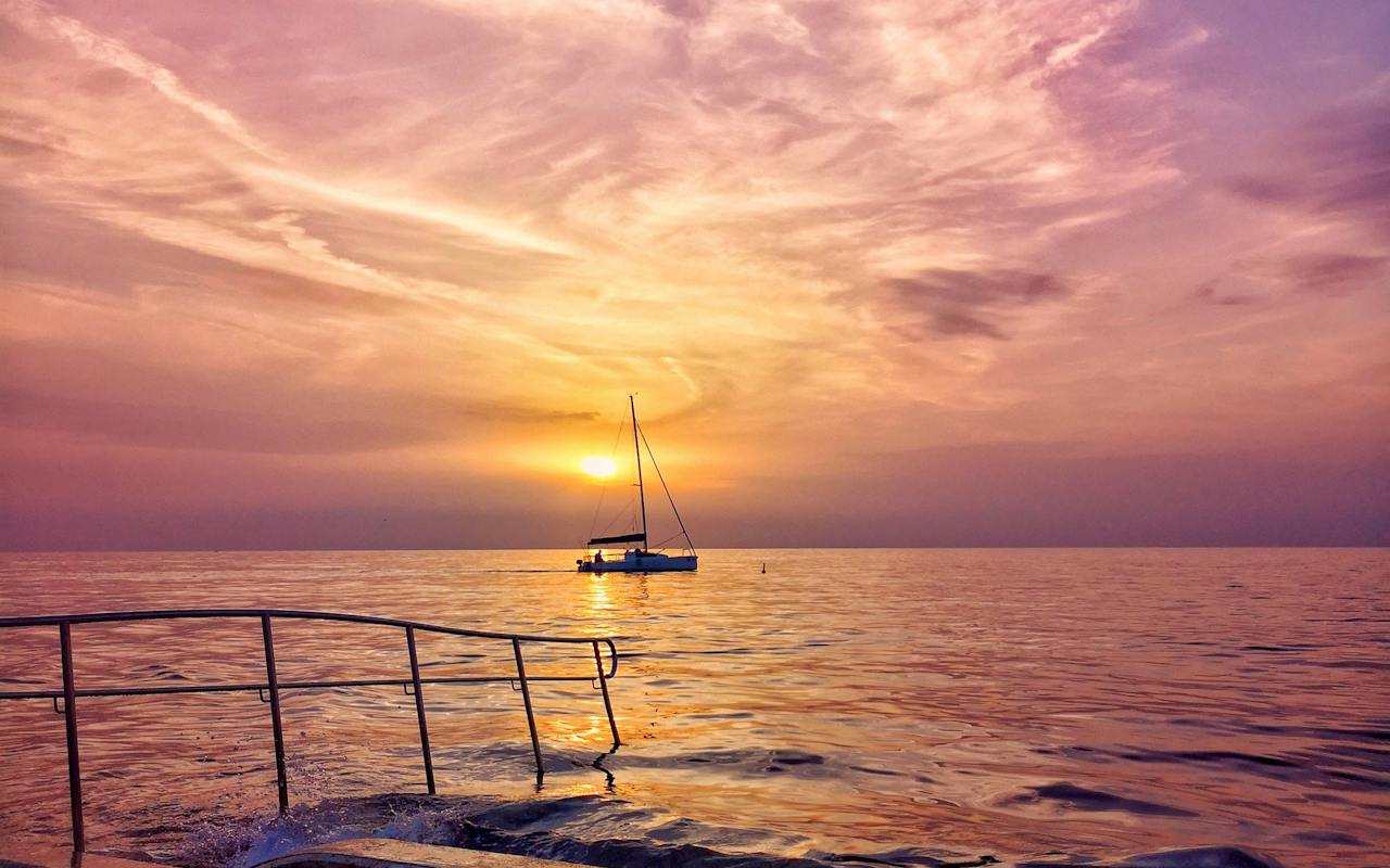 Top destinacije, ljetovanja, Balkan. Brod tokom zalaska sunca