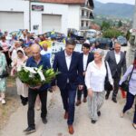 Bećirović u Višegradu prisustvovao komemoraciji za 33. godišnjicu zločina „Živa lomača“ u Bikavcu, gdje je odana počast stradalim bošnjačkim civilima.