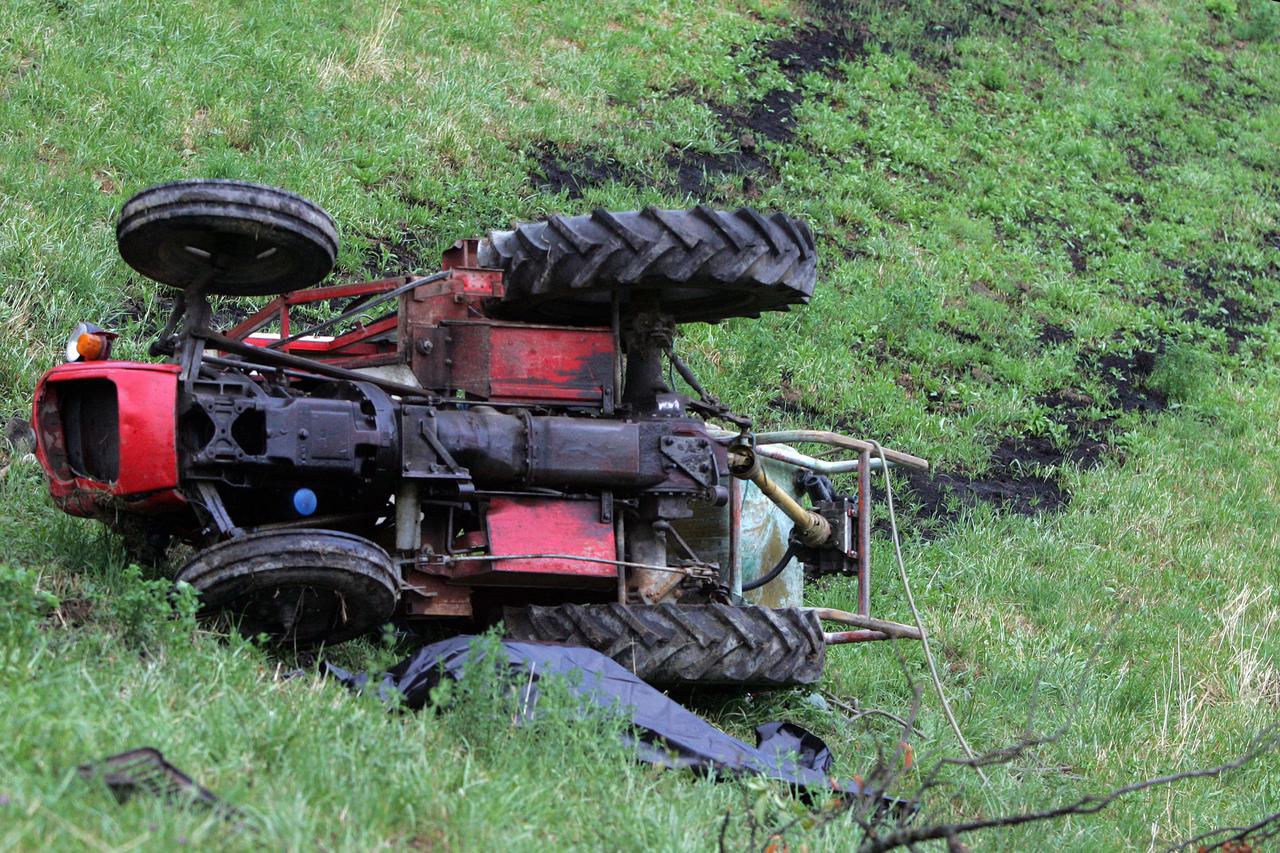 Gornja Orahovica: Muškarac poginuo nakon prevrtanja traktora