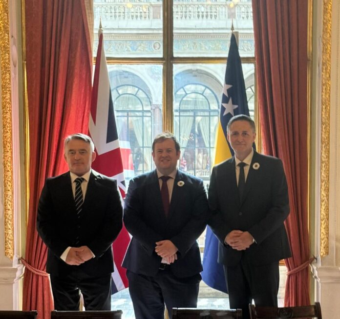 Član Predsjedništva BiH dr. Denis Bećirović razgovarao je u Londonu s ministrom za evropske zemlje, Sjevernu Ameriku i prekomorske teritorije UK Stephenom Doughtyjem.