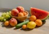 Jesen je idealno vrijeme za ove tri vrste voća: Pomažu i probavi Ljetno voće i citrusi – breskve, kajsije, grožđe, lubenica, dinja, limun i narandže složeni na kuhinjskom stolu